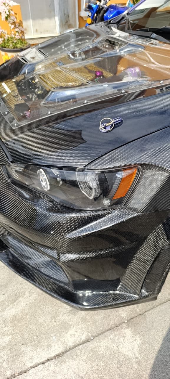 Lancer Evo con capó de fibra de carbono detallado